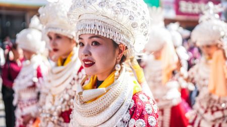 (miniature) Des membres de l'ethnie Miao en costumes traditionnels participent à un défilé pour célébrer le Nouvel An Miao