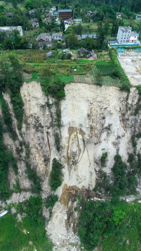 (miniature) Photo aérienne de secouristes réparant une route reliant la région pittoresque de Hailuogou