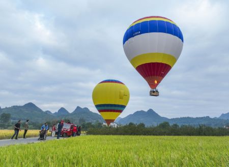 (miniature) Photo prise avec un drone de touristes à bord de montgolfières dans le village de Wanjing du district de Ningyuan