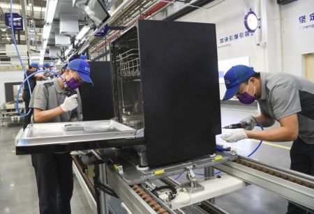 (miniature) Une chaîne de production dans une usine de lave-vaisselles interconnectées de Chongqing Haier Washing Electric Appliances Co