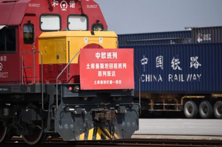 (miniature) Un train de fret Chine-Europe arrive dans le port international de Xi'an