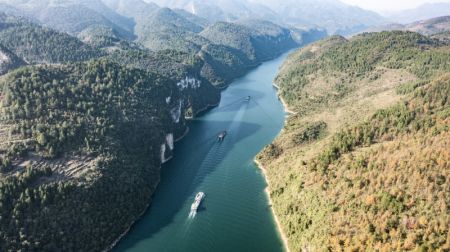 (miniature) Photo aérienne de cargos transportant du minerai de phosphate sur la rivière Wujiang