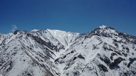 (miniature) Photo aérienne des montagnes enneigées dans le bourg de Dangchengwan du district autonome mongol de Subei