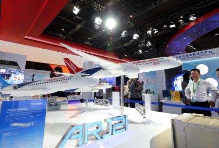 (miniature) Des gens observent des modèles réduits d'avions au pavillon de la Chine lors de la 7e Exposition internationale d'importation de la Chine (CIIE)