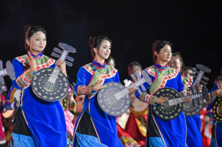 (miniature) Des actrices exécutent une danse traditionnelle lors de la fête annuelle des Torches de l'ethnie Yi dans le district de Weining de la province chinoise du Guizhou (sud-ouest)