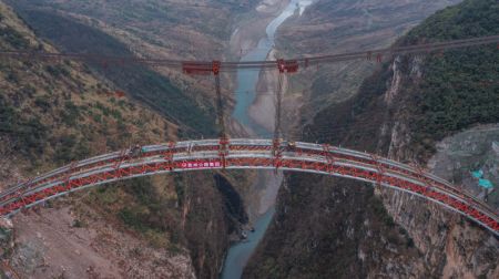 (miniature) Photo aérienne prise par un drone montrant le chantier du grand pont de Wumengshan sur l'autoroute Nayong-Qinglong
