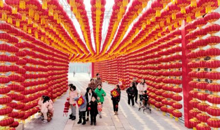 (miniature) Des touristes visitent un corridor décoré de lanternes dans le district de Deqing