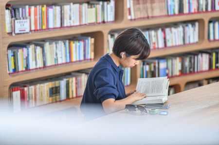 (miniature) Une lectrice dans la biblioth&egrave;que Trou de ver dans la baie de Haikou
