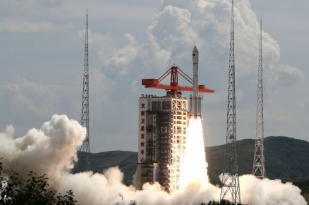 (miniature) Une fusée porteuse Longue Marche-6 modifiée transportant un nouveau groupe de satellites décolle depuis le Centre de lancement de satellites de Taiyuan