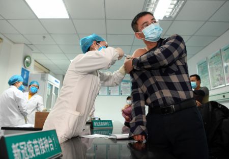 (miniature) Un homme reçoit une injection du vaccin contre le COVID-19 dans une clinique du district de Feixi de la province de l'Anhui