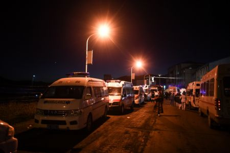 (miniature) Des v&eacute;hicules de secours sur le site d'une mine de charbon inond&eacute;e dans la pr&eacute;fecture autonome tib&eacute;taine de Haibei