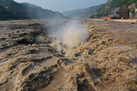 (miniature) Photo aérienne montrant des touristes près de la cascade Hukou