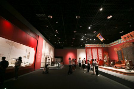 (miniature) Des gens visitent une exposition d'objets du Musée du palais