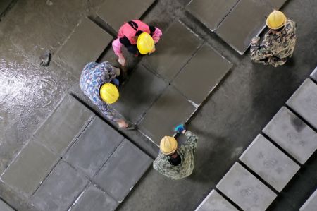 (miniature) Des ouvriers sur le chantier du grand pont de la ligne ferroviaire &agrave; grande vitesse Guiyang-Nanning &agrave; Dushan