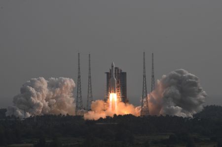 (miniature) La fusée porteuse Longue Marche-5B Y4 transportant le module laboratoire Mengtian de la station spatiale décolle depuis le Site de lancement de vaisseaux spatiaux de Wenchang