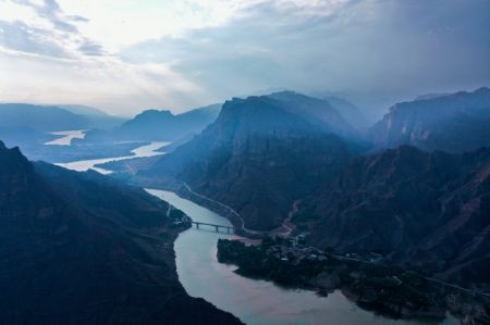 (miniature) Photo aérienne du fleuve Jaune dans le district autonome Sala de Xunhua