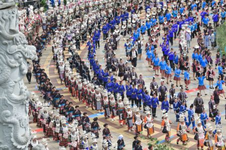 (miniature) Des gens participent à la célébration de Liuyueliu