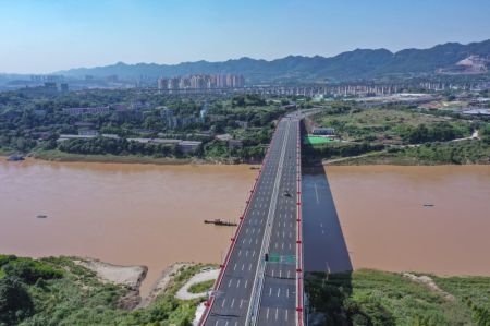 (miniature) Photo aérienne prise le 26 septembre 2021 montrant le pont du fleuve Jialing de Lijia à Chongqing