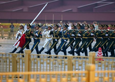 (miniature) C&eacute;r&eacute;monie de lever du drapeau national sur la place Tian'anmen