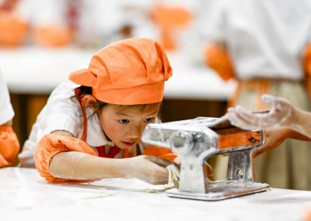 (miniature) Un élève apprend à faire des nouilles en classe à l'école primaire de Chongguang à Chongqing