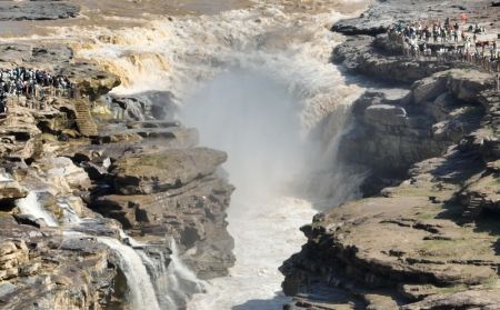 (miniature) Des touristes admirent le paysage de la cascade Hukou sur le fleuve Jaune