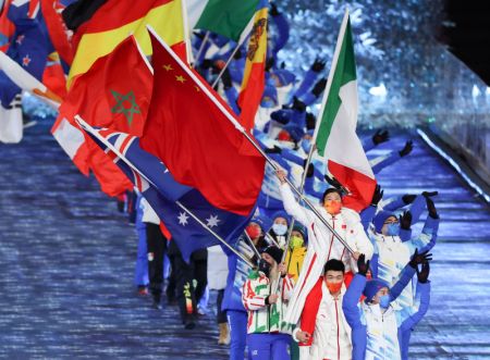 (miniature) Des porte-drapeaux défilent lors de la cérémonie de clôture des Jeux olympiques d'hiver de Beijing 2022