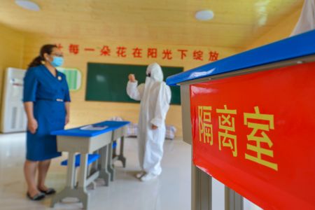 (miniature) Des enseignants simulent l'isolation et l'observation des élèves avec une température anormale lors d'une manoeuvre dans une école primaire de l'arrondissement de Hanshan de la ville de Handan