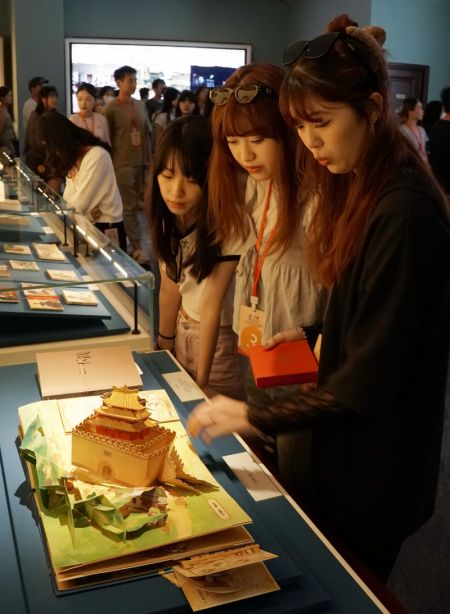 (miniature) Des participants à un camp de journalisme transdétroit visitent les Archives nationales chinoises des publications et de la culture