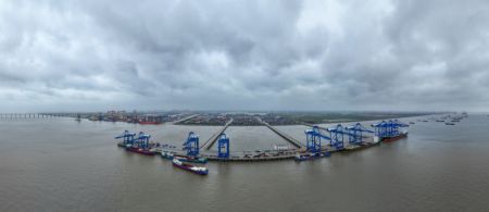 (miniature) Photo aérienne prise par un drone de la zone portuaire Tonghai