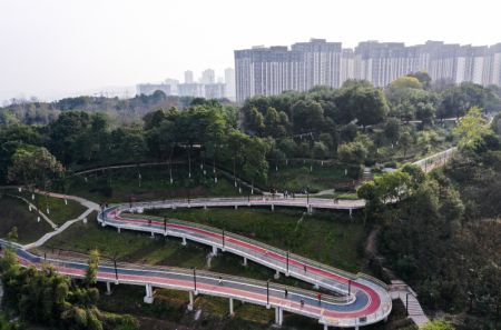 (miniature) Photo aérienne d'un chemin bâti sur l'emplacement de l'ancien site de Chongqing Iron & Steel Factory