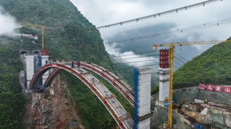 (miniature) Photo aérienne du chantier du grand pont de Wumengshan sur l'autoroute Nayong-Qinglong