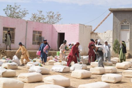 (miniature) Des Afghans transportent des articles de secours donnés par la Chine dans la province de Jawzjan en Afghanistan