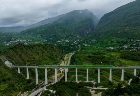 (miniature) Photo aérienne d'un train à grande vitesse en cours d'essai sur un pont de la section Dali-Baoshan du chemin de fer Dali-Ruili