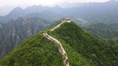 (miniature) Photo aérienne des murs en attente de restauration près d'une tour de défense de la section de Jiankou de la Grande Muraille