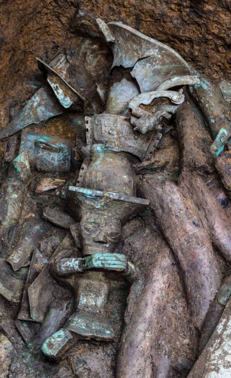 (miniature) Une statue de bronze déterrée dans le site des ruines de Sanxingdui