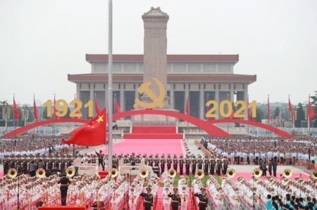 (miniature) Cérémonie de lever du drapeau national lors d'un grand rassemblement célébrant le centenaire du Parti communiste chinois (PCC)