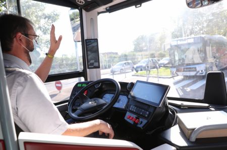 (miniature) Un chauffeur lors de tests d'un bus autonome fabriqué par l'entreprise chinoise CRRC Electric Vehicle à Paris