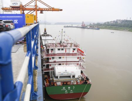 (miniature) Photo aérienne du navire Innovation 5 arrivant au port de Jiangjin Luohuang
