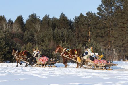 (miniature) Des touristes font du traîneau à la station de ski du village de Beiji