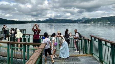 (miniature) Des touristes visitent le site pittoresque de Riyue Tan