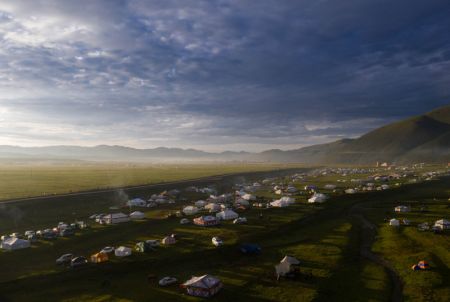 (miniature) Des tentes sont installées sur la prairie de Zhaqingtang par des personnes assistant au festival culturel nomade Jinma dans le district de Sertar de la préfecture autonome tibétaine de Garze