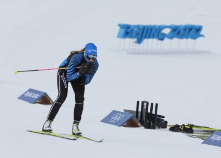 (miniature) Une athlète prend part à l'entraînement de biathlon au Centre national de biathlon de Zhangjiakou