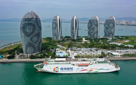(miniature) Photo prise le 8 d&eacute;cembre 2020 montrant le navire de croisi&egrave;re Nanhai Dream dans le port de Sanya