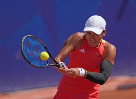 (miniature) Photo prise le 29 juillet 2024 montrant la Chinoise Wang Xiyu lors du deuxième tour simple dames de tennis aux Jeux olympiques de Paris 2024 à Paris