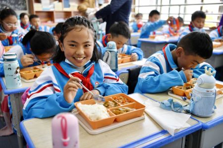 (miniature) Des élèves d'une annexe de l'Ecole primaire expérimentale de Lhassa mangent leur déjeuner