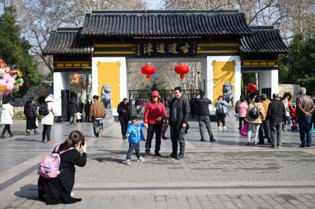 (miniature) Des touristes s'amusent au parc Xiaoyaojin