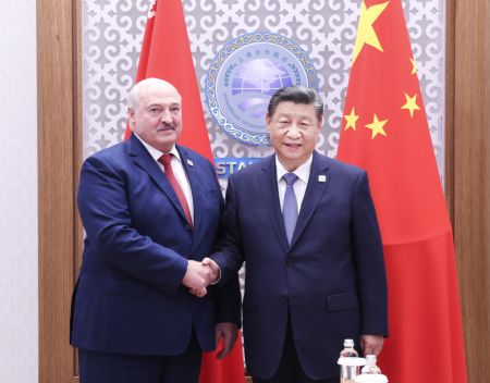 (miniature) Le président chinois Xi Jinping rencontre son homologue bélarusse Alexandre Loukachenko en marge du sommet de l'Organisation de coopération de Shanghai à Astana