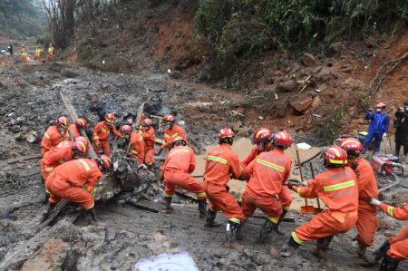 (miniature) Des secouristes effectuent le travail de recherche et de secours sur le site d'un crash dans le district de Tengxian de la région autonome Zhuang du Guangxi