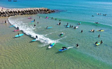 (miniature) Photo aérienne de touristes surfant dans la baie Riyue