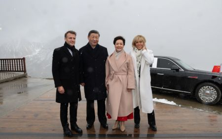 (miniature) Le président chinois Xi Jinping et son épouse Peng Liyuan posent pour une photo avec le président français Emmanuel Macron et son épouse Brigitte Macron au Col du Tourmalet